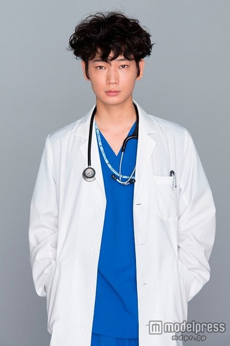 綾野剛、連ドラ単独初主演で医者＆ピアニストに　人気コミックを実写化