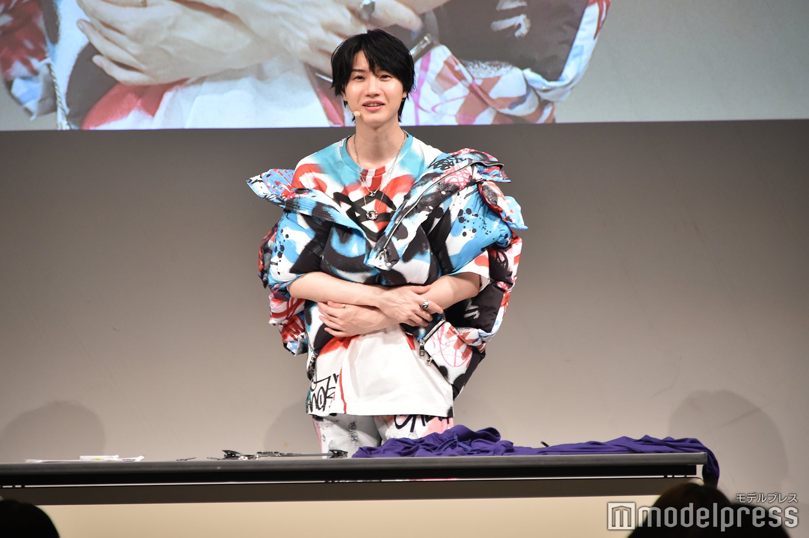 桜田テレフォンショッピングをする桜田通（C）モデルプレス