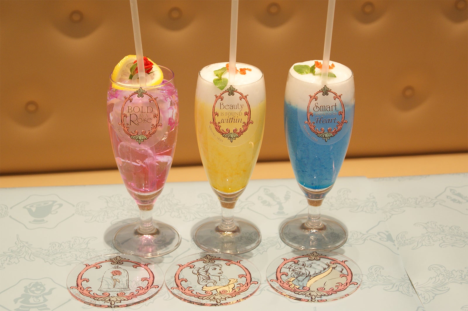 ＜真実の薔薇＞ローズウォーター、＜ベル＞マンゴースムージー、＜野獣＞ヨーグルトスムージー890円／コースター付き1,590円（C）Disney