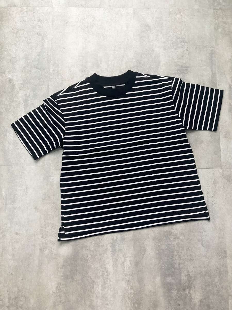 黒地に白の細いボーダー柄Tシャツを平置きした俯瞰写真