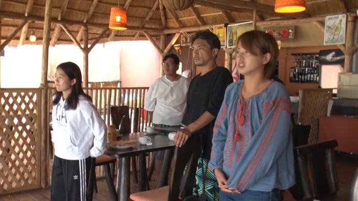 王子の告白を見守るメンバー「あいのり:African Journey」第14話より(C)フジテレビ