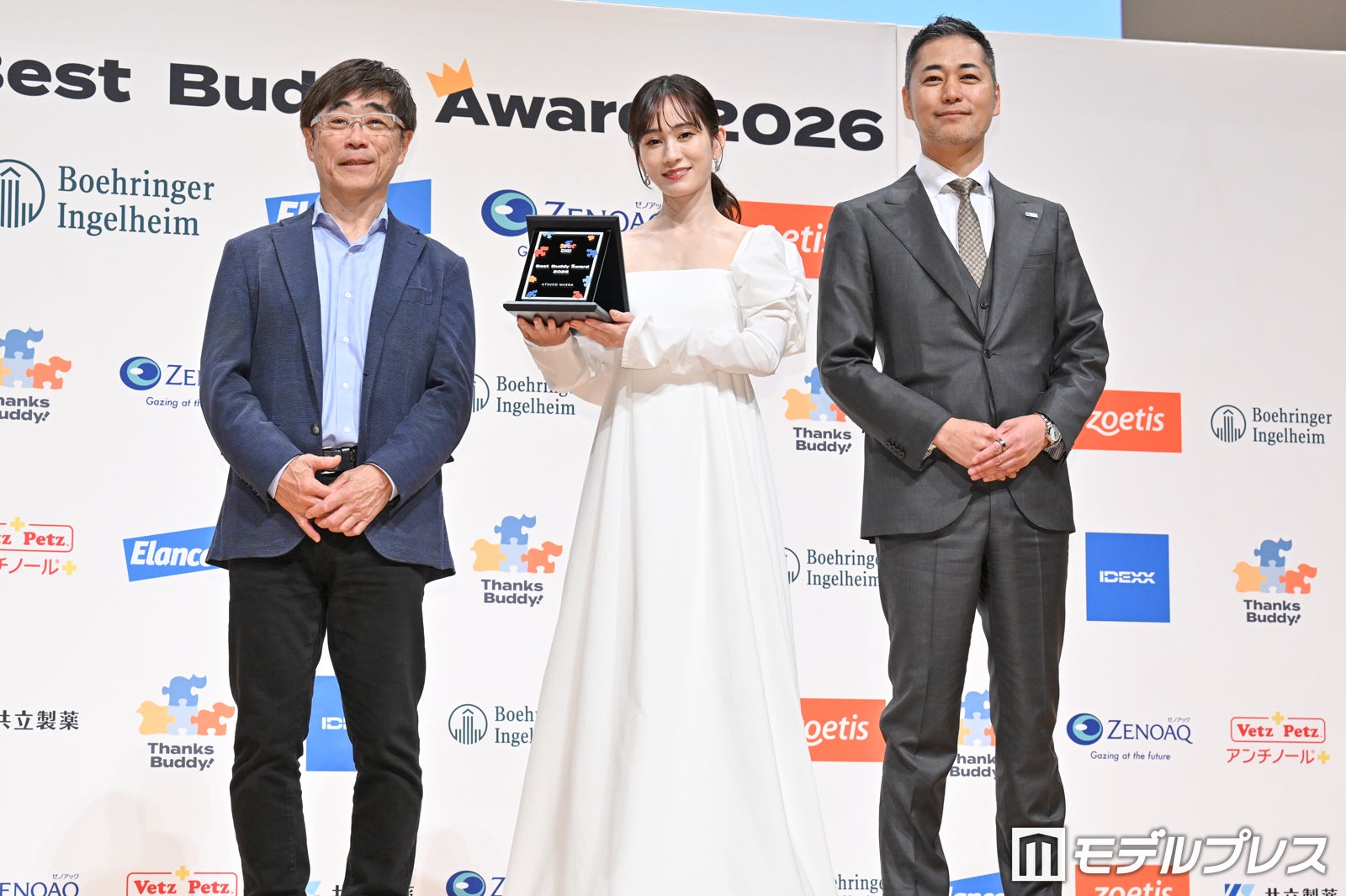 小林元郎氏、前田敦子、上野弘道氏（C）モデルプレス