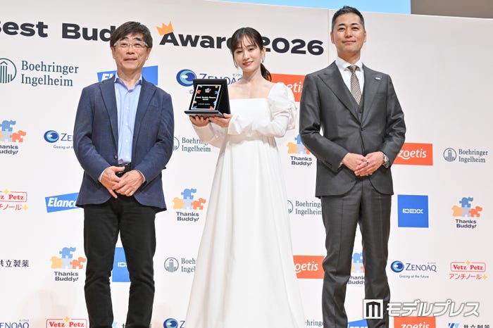 小林元郎氏、前田敦子、上野弘道氏(C)モデルプレス