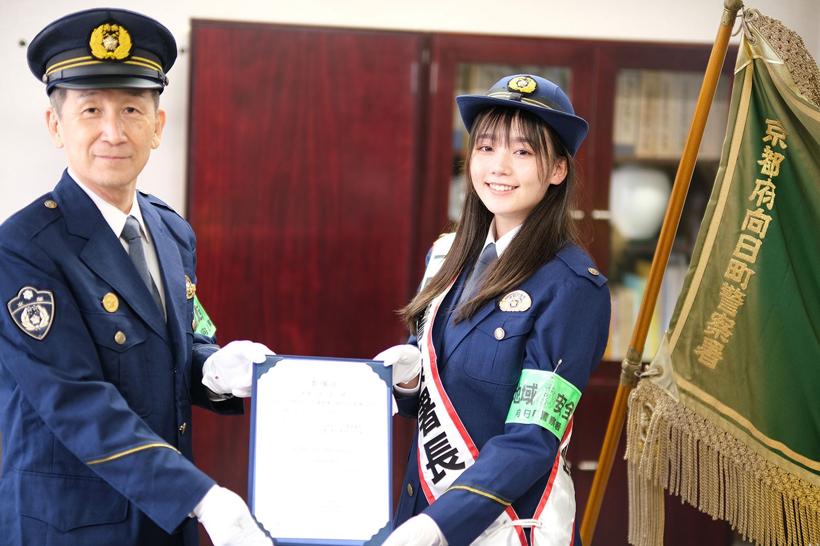 一日警察署長に就任した米倉れいあ （提供写真）