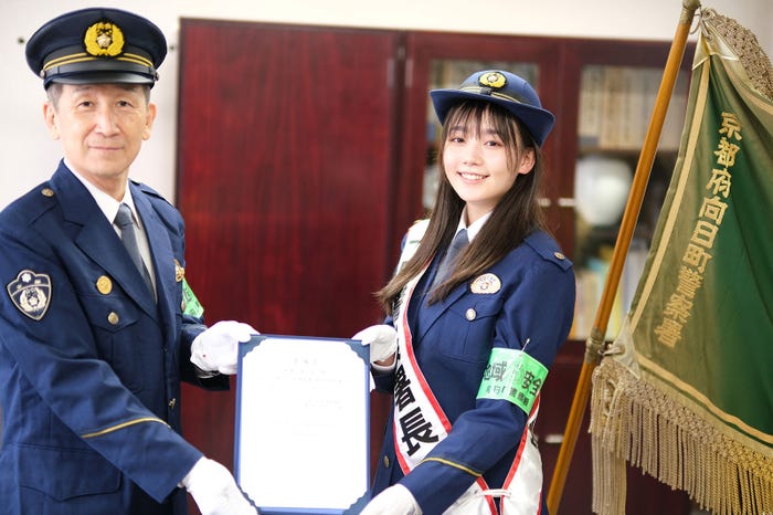 一日警察署長に就任した米倉れいあ (提供写真)