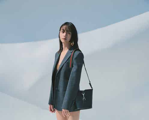 山本美月、ショートパンツ×厚底で美脚スラリ「GUCCI」バッグで新鮮ルック