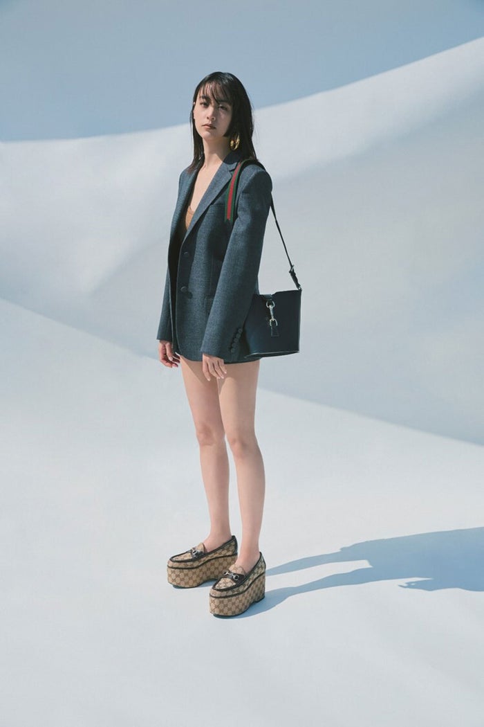 山本美月、ショートパンツ×厚底で美脚スラリ「GUCCI」バッグで新鮮ルック