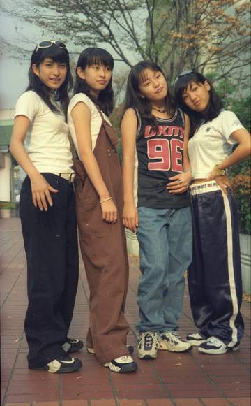 「若返ってない？」「歳をとってないみたい」デビュー30周年！42歳迎えた歌姫の真っ赤な姿に騒然「美しすぎるよ～！！」