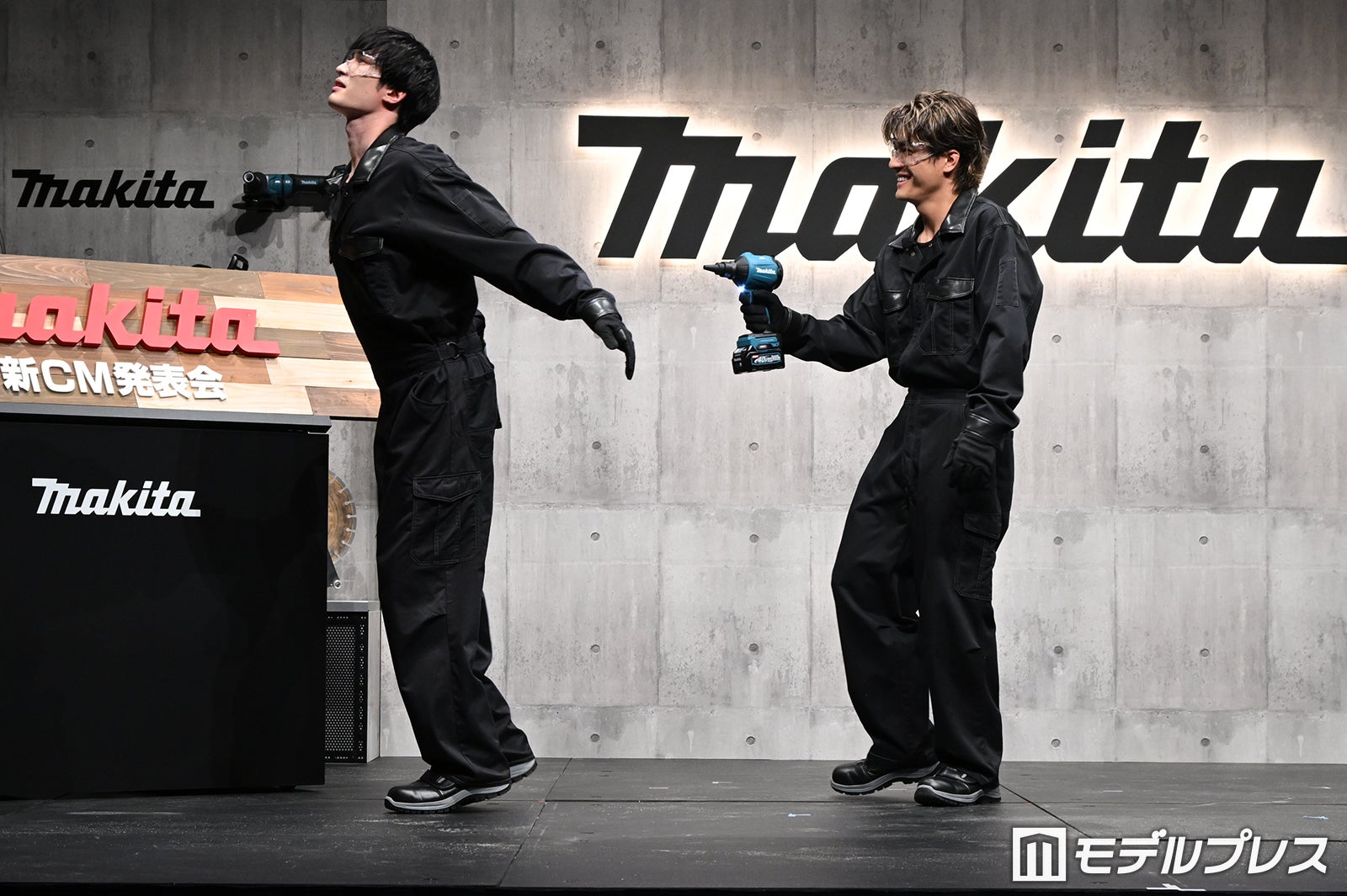 工具でジェシーを吹き飛ばす森本慎太郎（C）モデルプレス