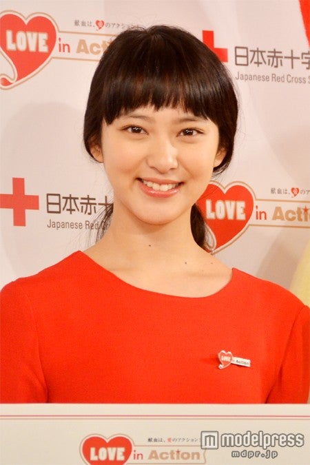 武井咲、ミニワンピで登場　今年の抱負を語る