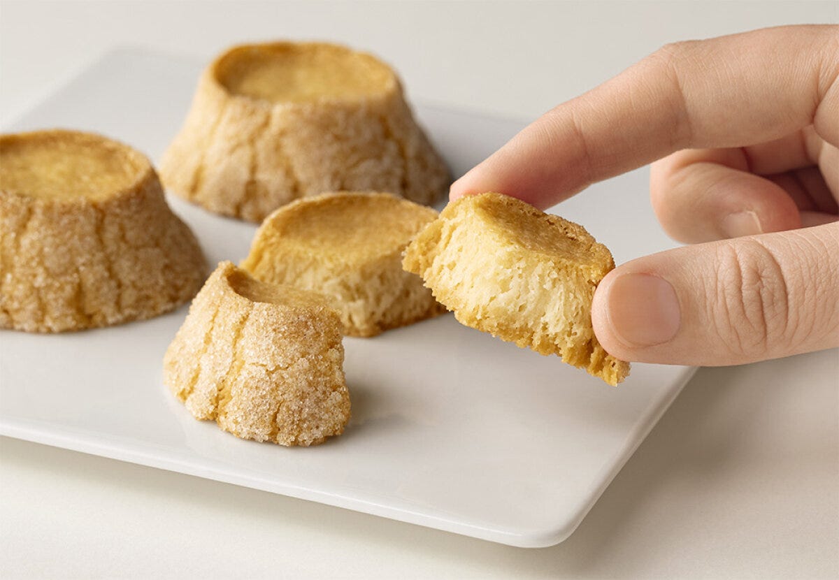 白い皿に盛られたクッキーと、手で割って断面を見せているクッキー