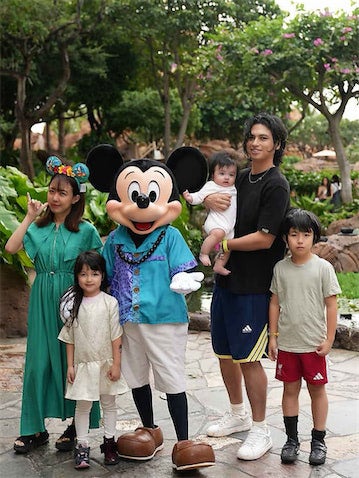 川崎希、ハワイで迎える新年 幸せあふれる家族ショットに反響