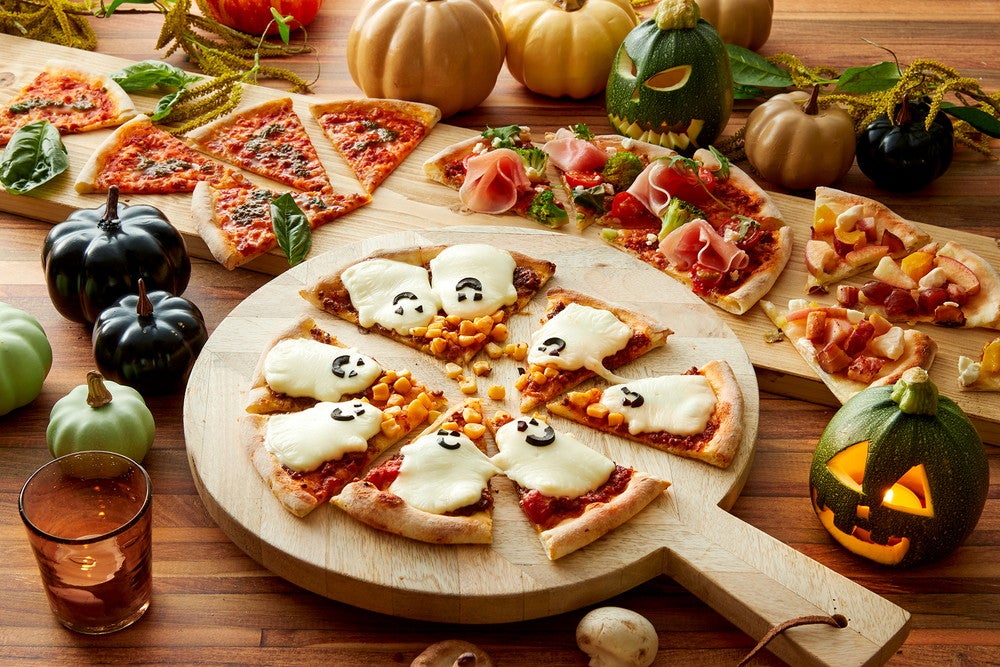「オバケのミートソースピッツァ」をはじめ、りんごとさつま芋をトッピングした「秋の味覚ピッツァ」など4種（提供画像）