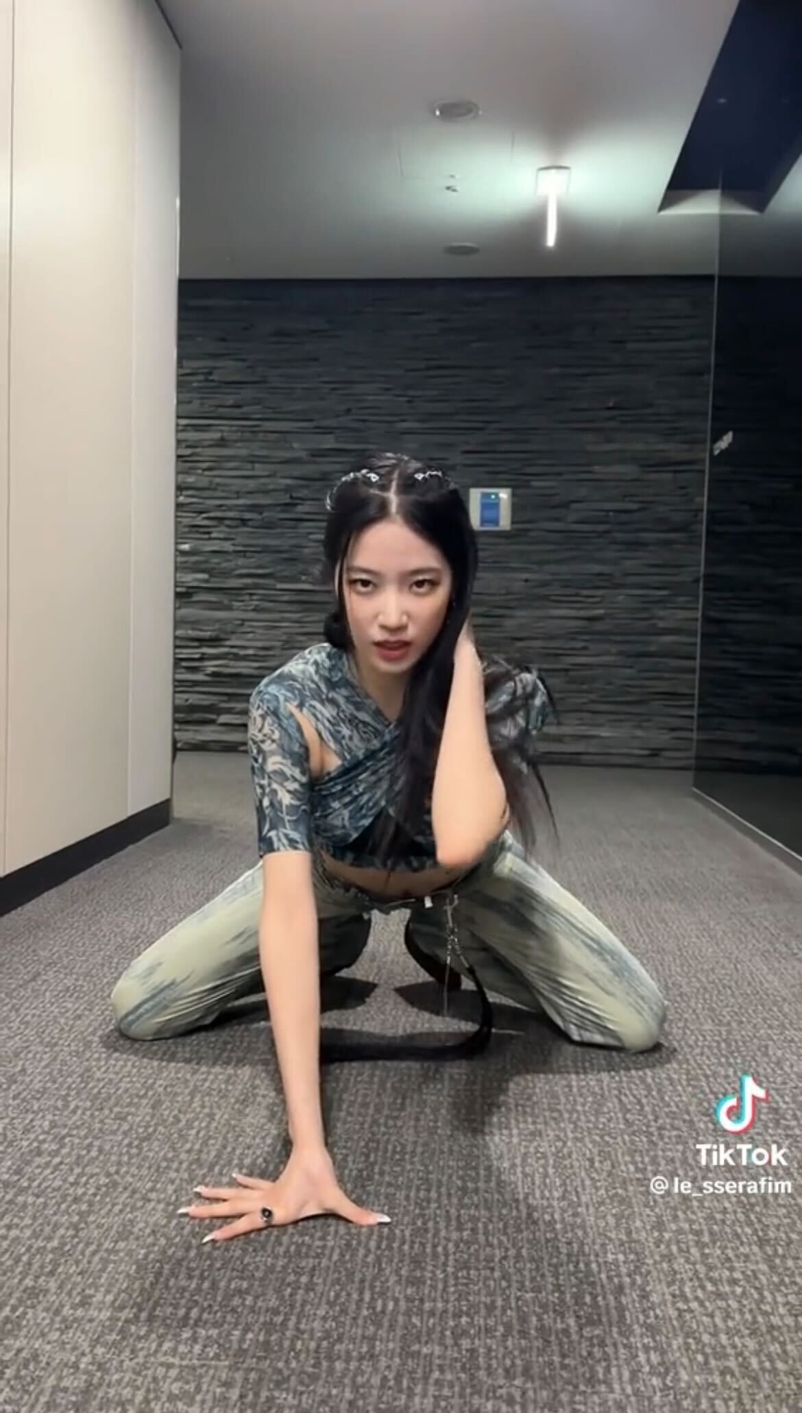 LE SSERAFIM公式Tik tokより