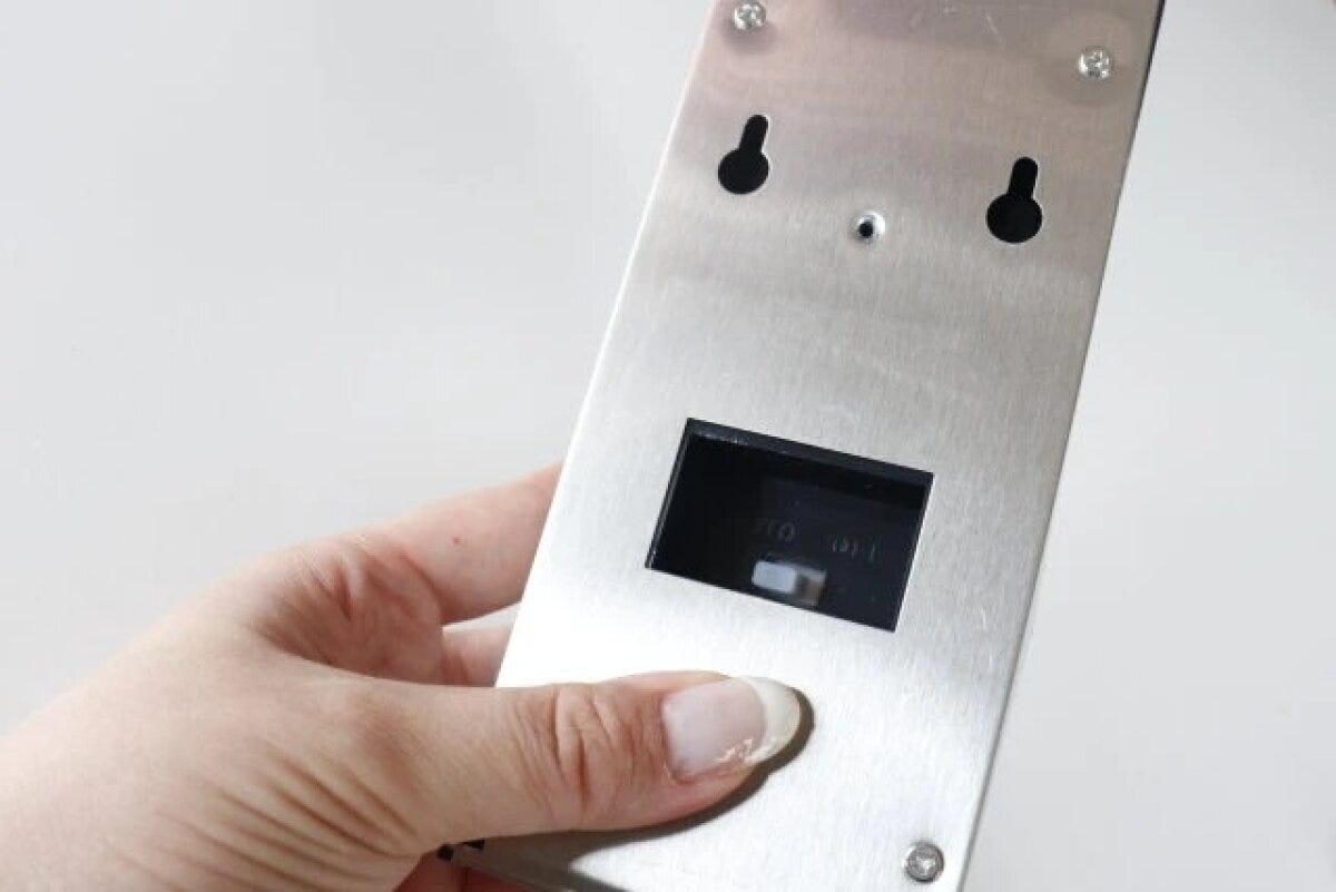 ダイソーのソーラーセンサーライト裏側