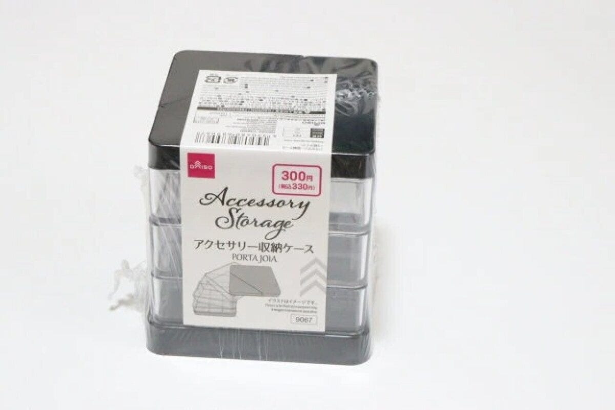 ダイソーのアクセサリー収納ケース（3段タイプ）のパッケージ