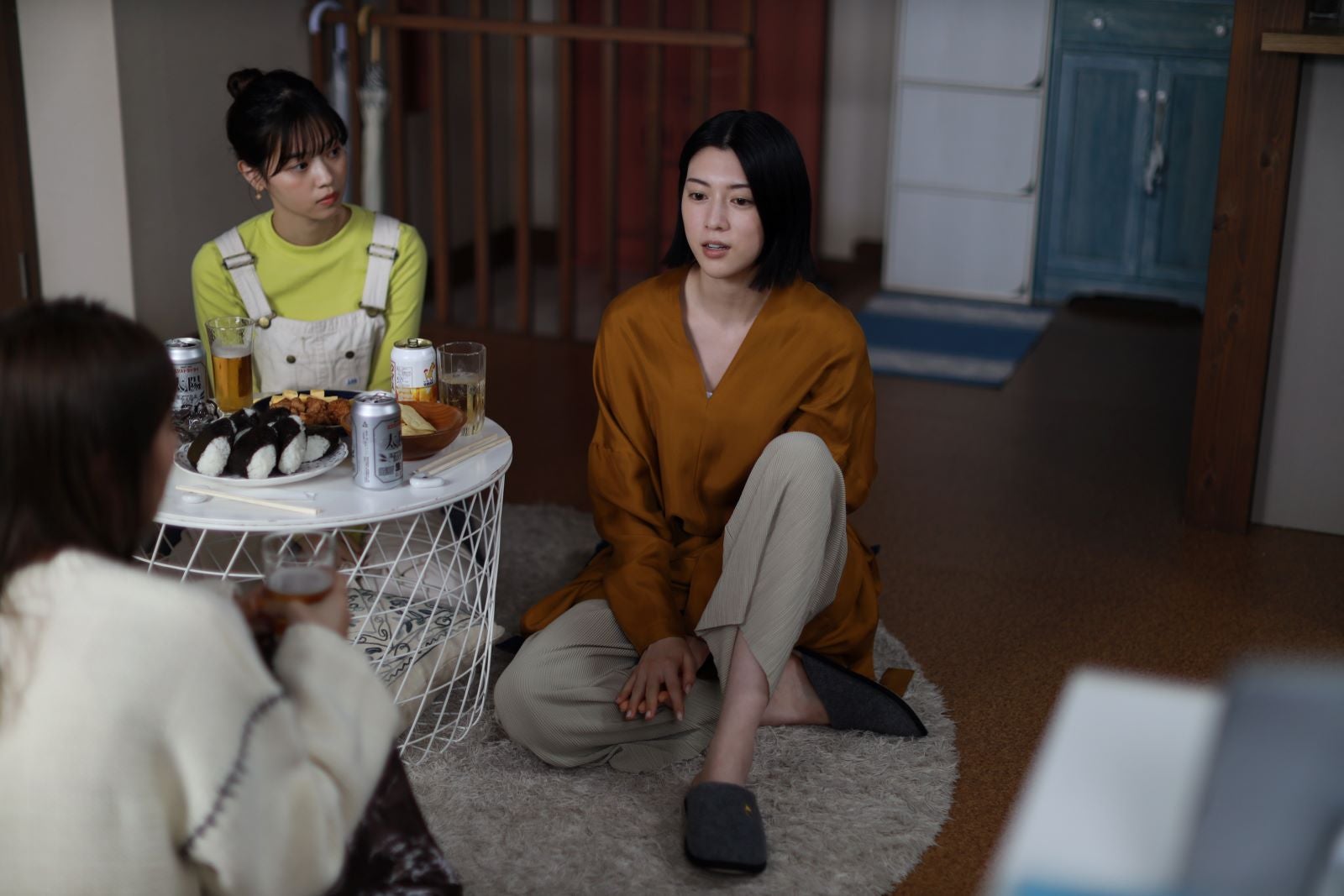 西野七瀬、三吉彩花「言霊荘」第1話より（C）テレビ朝日
