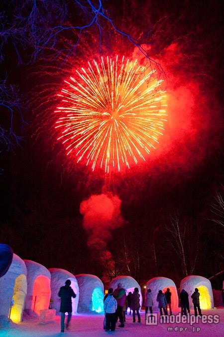 冬しか見られない♡花火×かまくらのカラフルな世界へ出かけよう