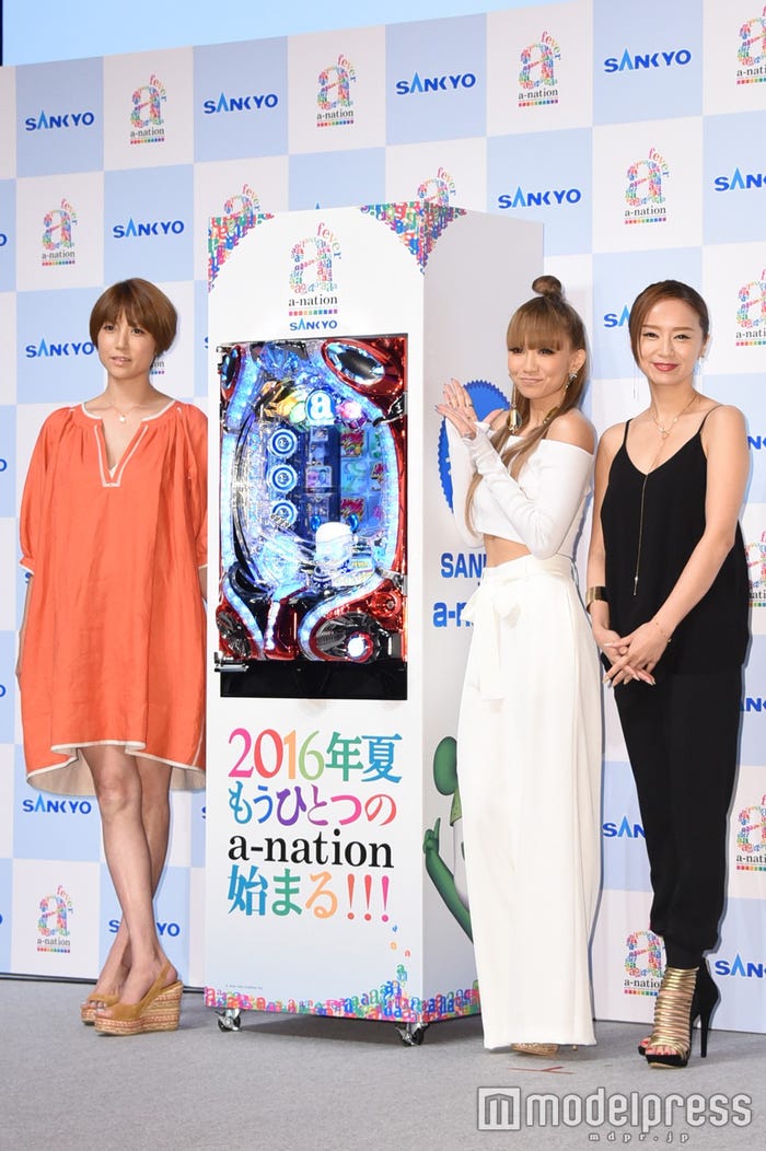 (左から)hitomi、倖田來未、鈴木亜美(C)モデルプレス
