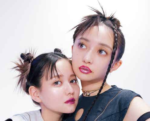 佐藤ノア&小宮有紗、Y3Kメイク姿の密着ショットにドキッ