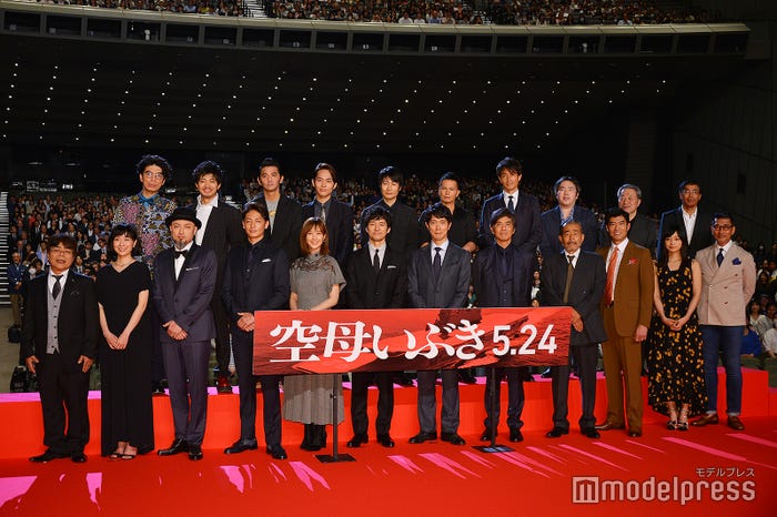 (前列左から)小倉久寛、土村芳、山内圭哉、玉木宏、本田翼、西島秀俊。佐々木蔵之介、佐藤浩市、藤竜也、高嶋政宏、深川麻衣、中井貴一(後列左から)片桐仁、和田正人、村上淳、平埜生成、戸次重幸、市原隼人、吉田栄作、福井晴敏氏、かわぐちかいじ氏、若松節朗監督(C)モデルプレス
