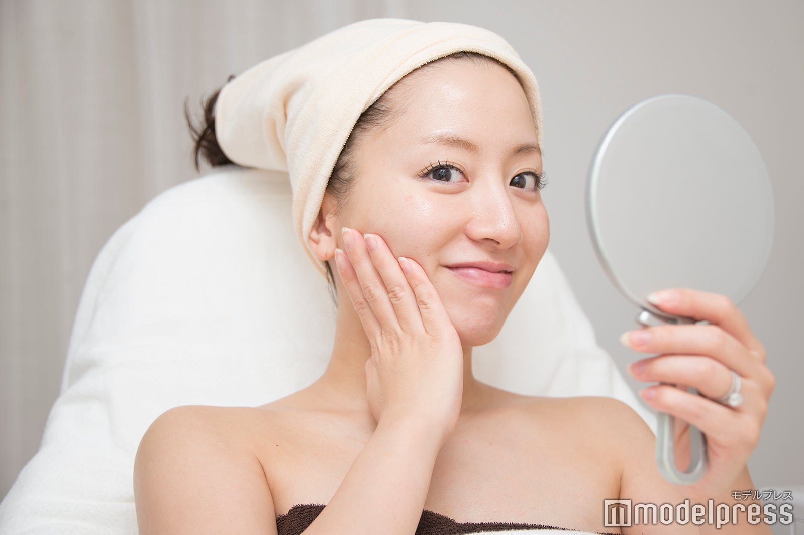 うっとりする“うるツヤ”美肌に（C）モデルプレス