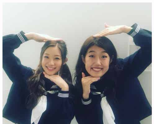 横澤夏子&足立梨花、おそろいセーラー服でポーズ…「スマートvsダイナミック」なショットに反響