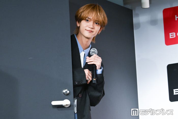 降壇寸前まで報道陣を見ている中島颯太(C)モデルプレス