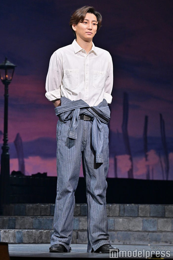 自動車整備士役衣装を着こなす京本大我(C)モデルプレス