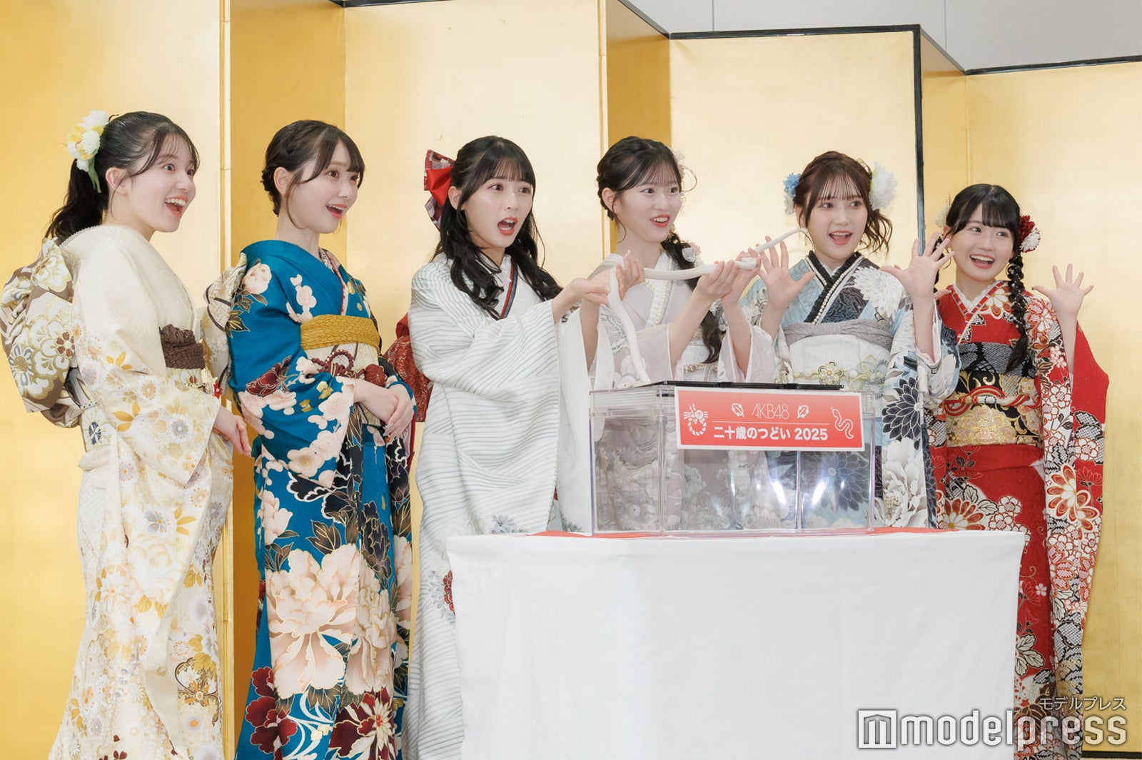 ハクさんを持つ正鋳真優、山崎空、佐藤綺星、八木愛月、鈴木くるみ、布袋百椛（C）モデルプレス