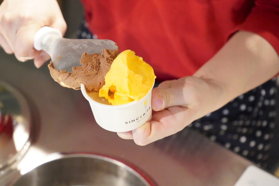 シンチェリータ ジェラート盛る