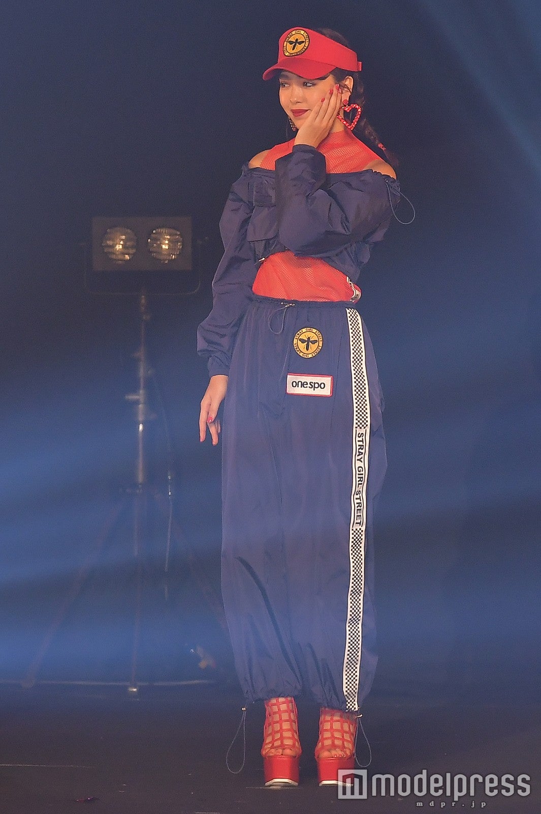 みちょぱのキスを受けた藤田ニコル （C）モデルプレス