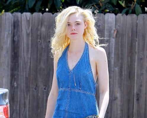 エル・ファニング、白肌がまぶしいデニムワンピ