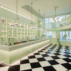 プラダ カフェ(C)StudioVF17 (C)PRADA