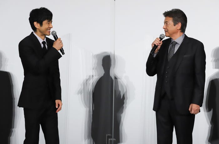 西島秀俊、三浦友和(C)2022「グッバイ・クルエル・ワールド」製作委員会