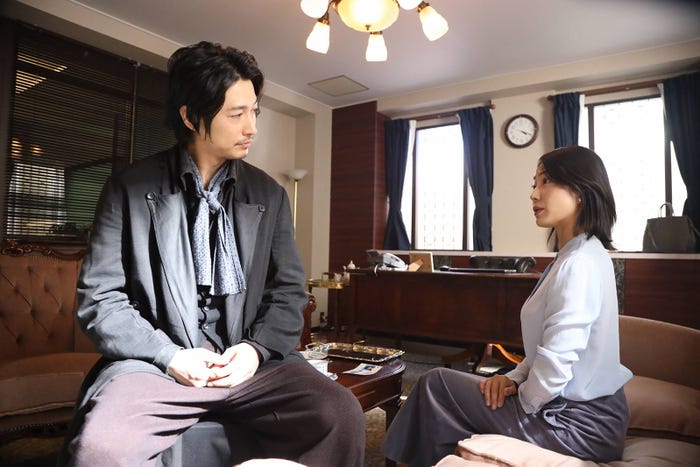 ディーン・フジオカ、菅野美穂/「シャーロック」第2話より(C)フジテレビ