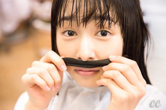 切った毛束をひげみたいにしておどける/桜井日奈子(c)CanCam/大靏 円(昭和基地)