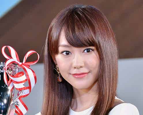 桐谷美玲、初受賞に「夢が叶いました」 白ドレスで美脚披露