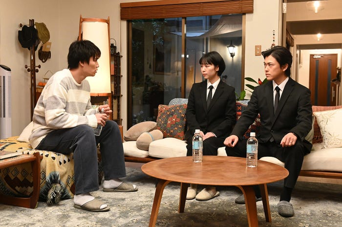 鈴木伸之、吉谷彩子、勝地涼/「忍者に結婚は難しい」第8話(C)フジテレビ