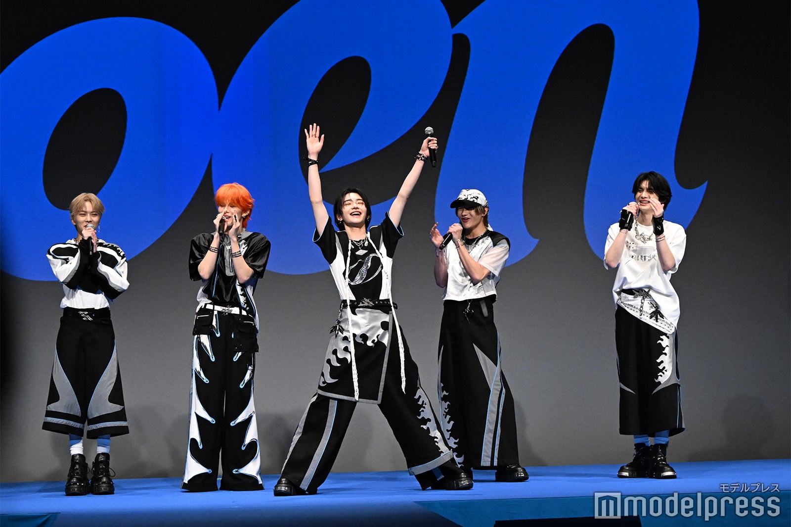 デビューへの喜びをポーズで表現した颯太（SOTA）（C）モデルプレス