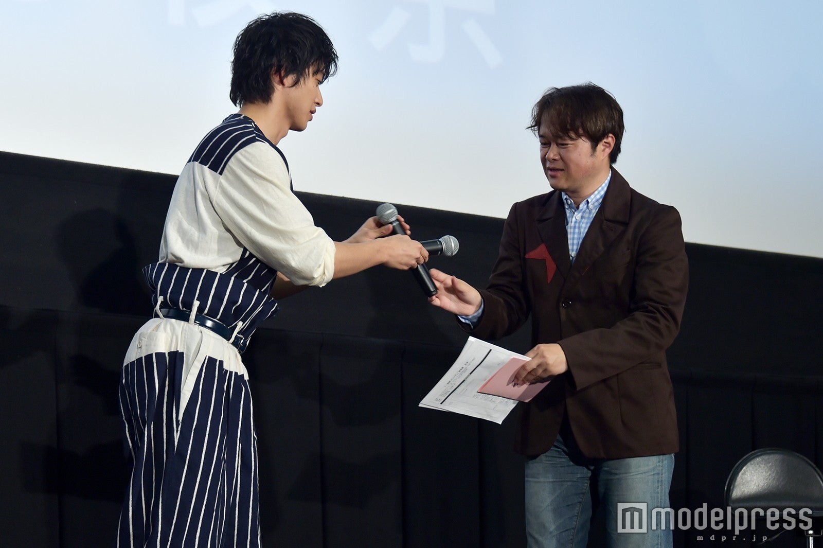 山崎賢人、ハプニングに“優男”対応 川口春奈「だからみんな大好きになる」