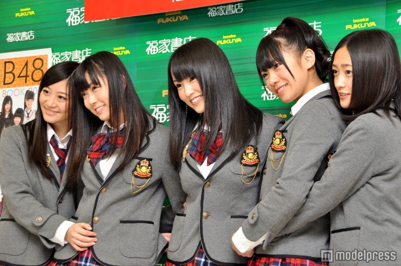 NMB48（写真左から：上西恵、渡辺美優紀、山本彩、福本愛菜、小谷里歩）