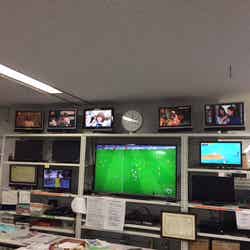 スポーツ局の制作作業卓回りには、こんなにたくさんのテレビが！野球、サッカー、様々なスポーツをリアルタイムで同時にチェックできます。（提供写真）