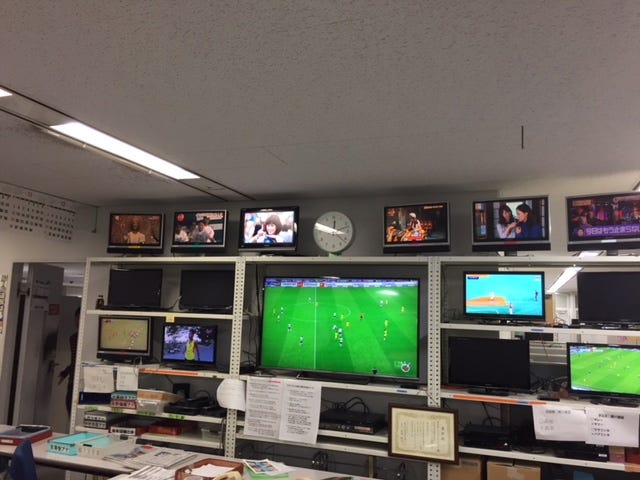 スポーツ局の制作作業卓回りには、こんなにたくさんのテレビが!野球、サッカー、様々なスポーツをリアルタイムで同時にチェックできます。(提供写真)