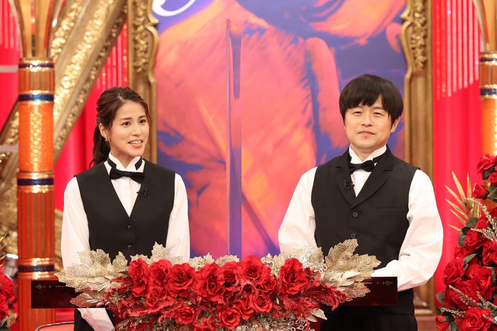 (左から)永島優美アナウンサー、バカリズム (C)フジテレビ