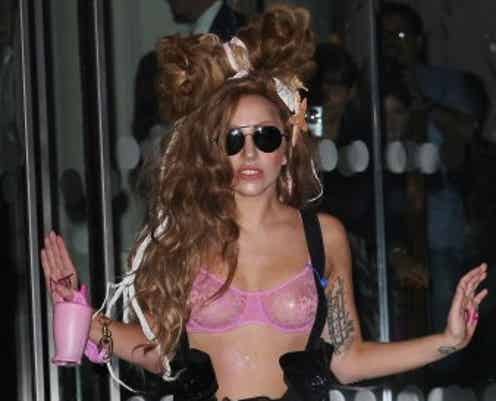 ニプレス完備?レディー・ガガのブラ見せスタイルを検証