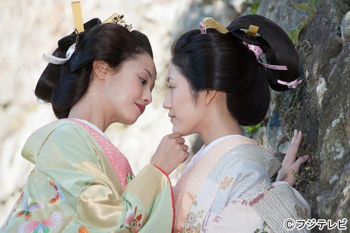 沢尻エリカ×渡辺麻友のキス・濃厚ラブシーン…“禁断の扉”解禁「美しすぎる」「まさかの展開」(C)フジテレビ