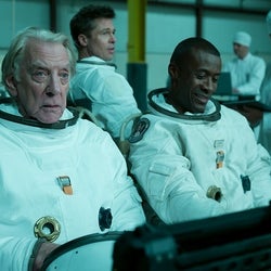 『スペース カウボーイ』の仲間が対立!?トミー・リー・ジョーンズとドナルド・サザーランドが魅せる男のドラマ『アド・アストラ』