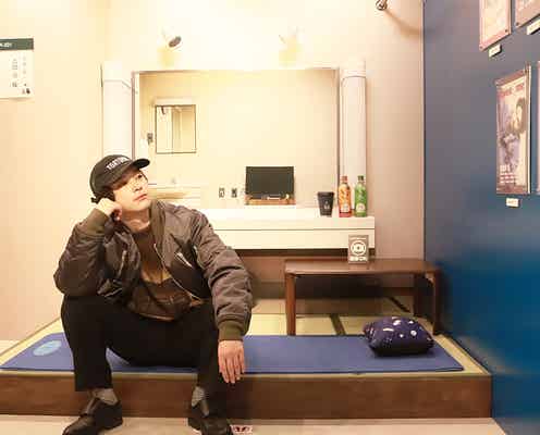 吉沢亮、大河楽屋再現のフォトスポットで記念撮影 2021年の活動振り返る写真展訪問