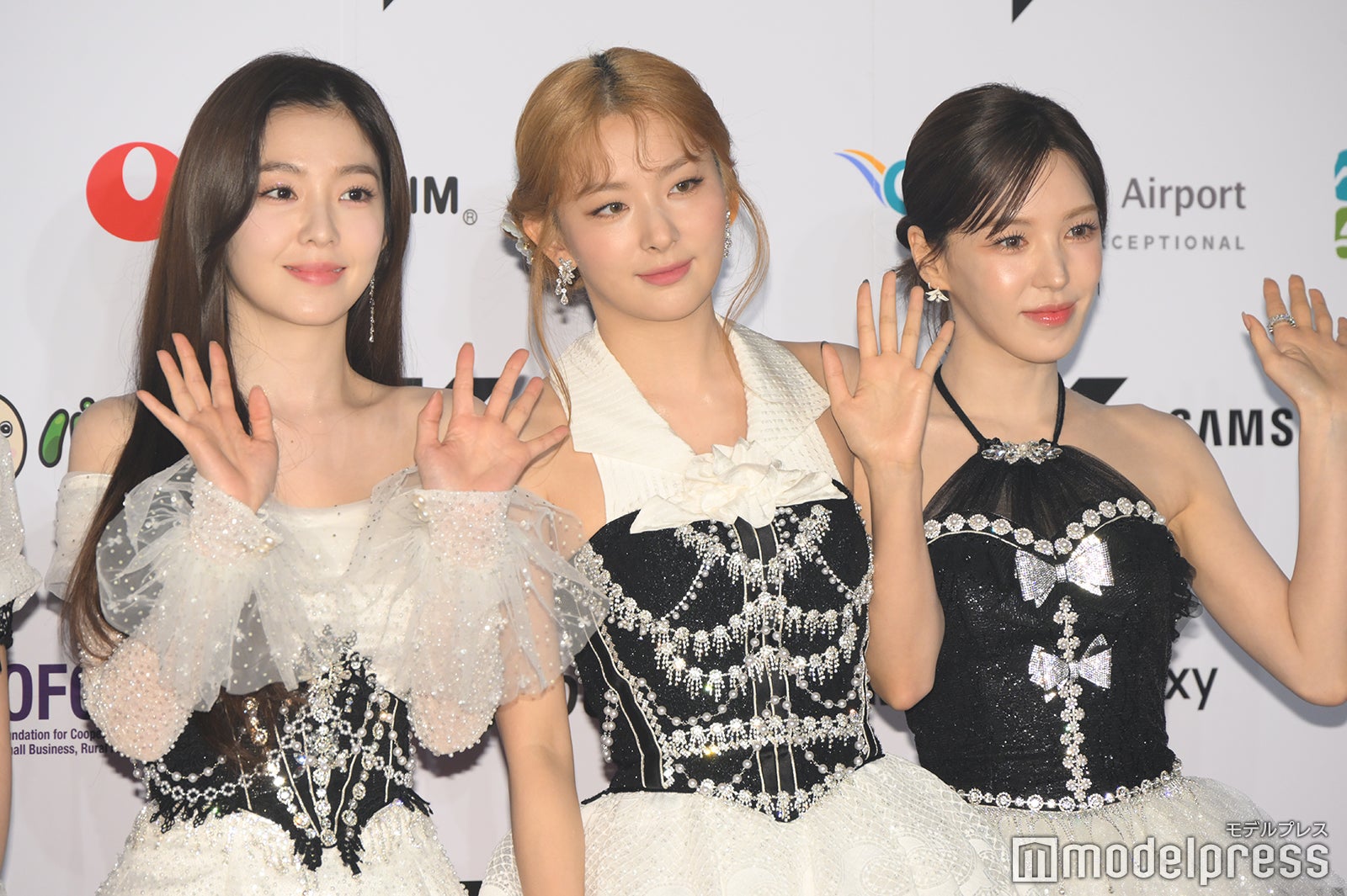 Red Velvet・アイリーン＆スルギ、緊張感漂うオールブラック衣装